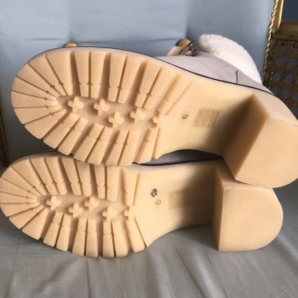 NWOT VICI light gray faux suede cream sherpa lug sole lace up ankle booties Sz 6 - Picture 10 of 13